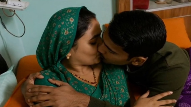 Desi Hot Aunty Bed – Romanse Kiss Viral Free Video