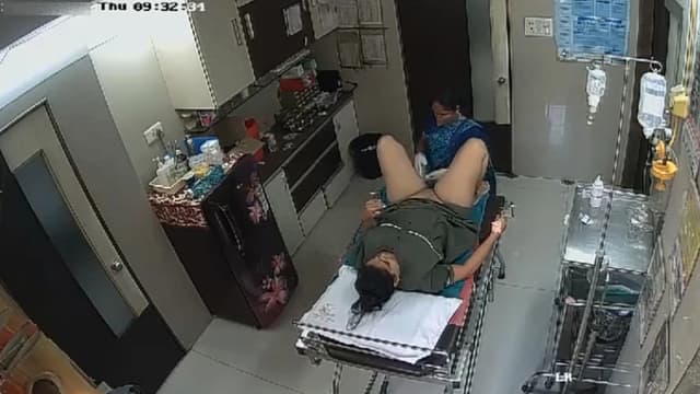 Bhabhi In Clinic House-Keeper Shaving Her Pussy Video Watch